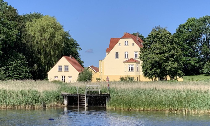 Grubnow Apartment | Holiday Apartment "Gut Grubnow Rügen - 2" with Lake View, Shared Garden & Wi-Fi