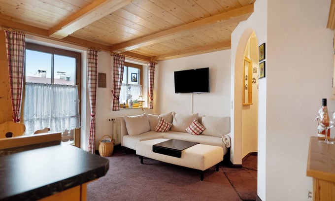 Entfelden Apartment | Holiday Apartment 'Huttenberg' with Mountain View, Private Terrace and Wi-Fi
