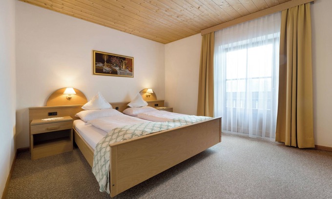 Spinga Apartment | Holiday Apartment "Dolomitenblick" with Mountain View, Balcony & Wi-Fi