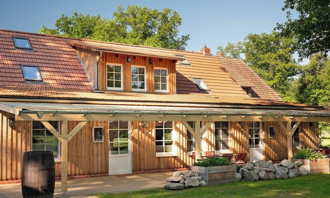 Strohen Apartment | Holiday Apartment "Eichengeflüster Waldhütte" with Large Covered Terrace in Ströhen