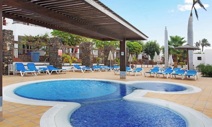 Playa Blanca Apartment | Holiday Apartment "Playa Flamingo 37" with Shared Pool, A/C & Wi-Fi