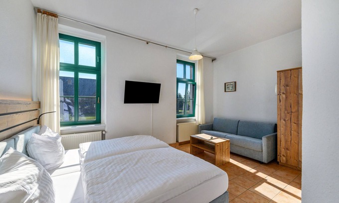 Muritz Apartment | Holiday Apartment 'Fewo E6' with Shared Garden and Wi-Fi