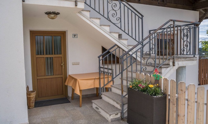 Verano Apartment | Holiday apartment "Greif - A" with Wi-Fi, Balcony and View Over the Landscape