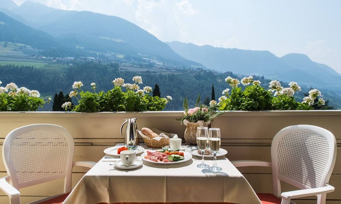 Rifiano Apartment | Holiday Apartment "Mignon 6" with Mountain View, Shared Heated Indoor Pool & Wi-Fi
