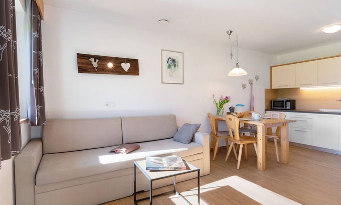 Issengo Apartment | Holiday Apartment "Stiflerhof Apt Enzian" with Mountain View, Shared Garden & Wi-Fi
