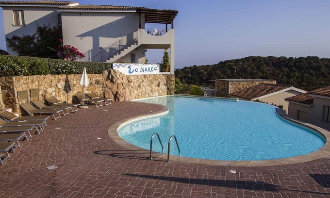 Baja Sardinia Apartment | Holiday apartment with outdoor pool and air conditioning