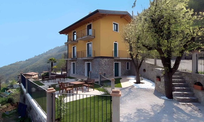 Tremosine Apartment | Holiday apartment with terrace and lake view