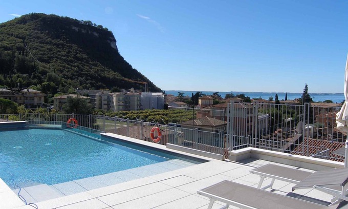 Corno Apartment | Holiday apartment with air conditioning, internet, balcony and rooftop pool