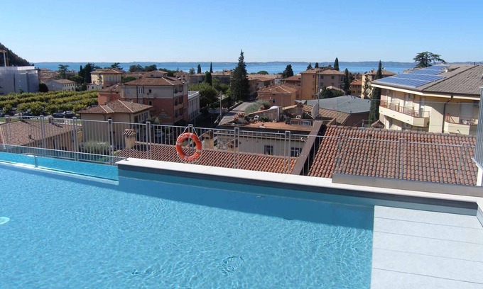 Corno Apartment | Holiday apartment with air conditioning, internet, balcony and rooftop pool