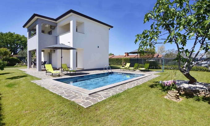 Cepljani Apartment | Holiday apartment with swimming pool in a quiet neighbourhood