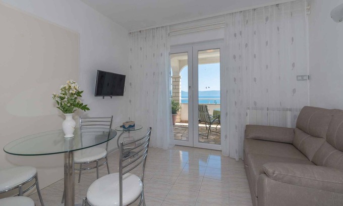 Ravni Apartment | Holiday apartment with sea view and barbecue facilities