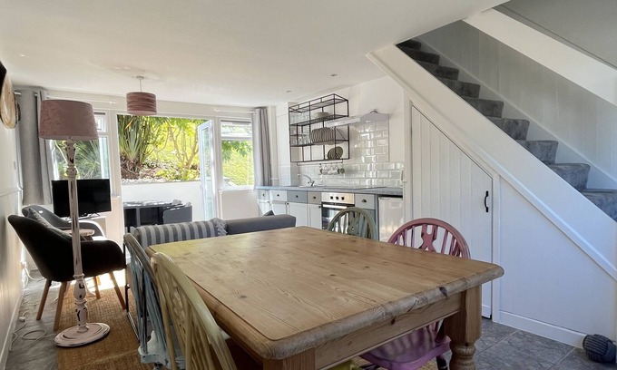 Pembroke House | Holiday Beach House - sleeps 4 - ideal for families