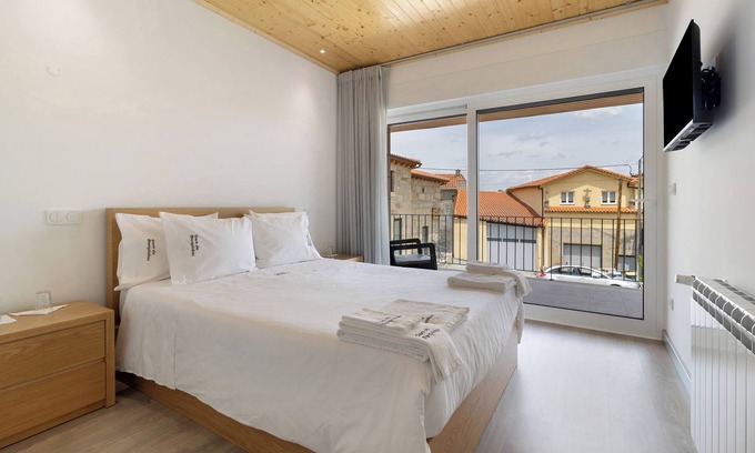 Valpacos Apartment | Holiday Bedroom 'Quarto Duplo Canhoteiros' with Mountain View, Wi-Fi and Air Conditioning