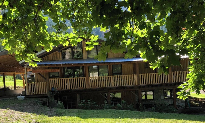 Central Kootenay House | Holiday Creek Vacation Rental