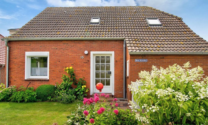 Hagermarsch House | Holiday Home 'Huus Karoline' with Garden & Wi-Fi