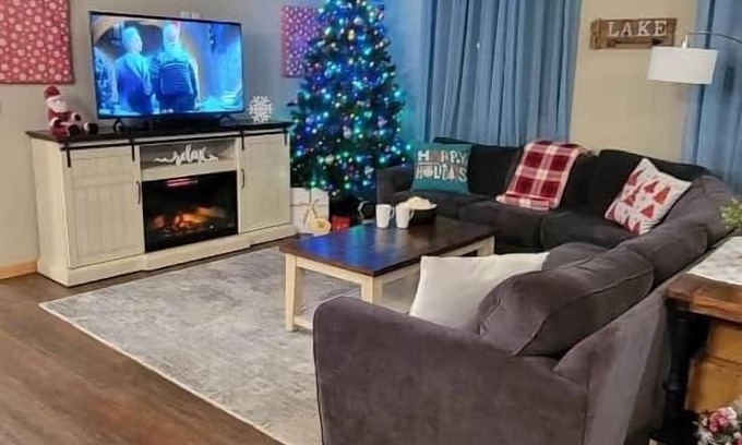 Lindstrom Cabin | Holiday Decor|Lakefront Cabin|Firepit|Game