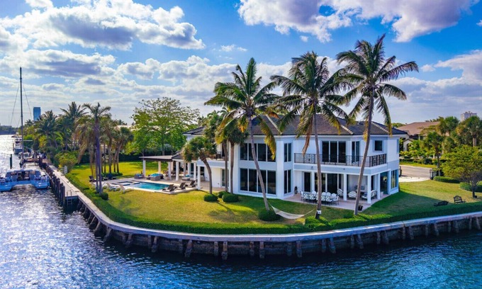 Hallandale Beach Villa | Holiday Estate : Stylish Waterfront Villa with Pool & Sunset Views
