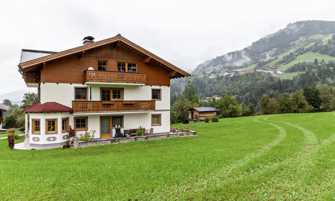 Sankt Veit im Pongau Apartment | Holiday flat 'Haus Unterrain' with mountain view, terrace and WLAN