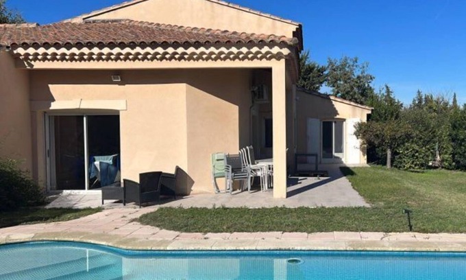 Chateauneuf-de-Gadagne House | Holiday Home 'Avec Piscine' with Private Pool, Private Garden and Wi-Fi