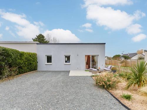 Saint-Jean-de-la-Riviere House | Holiday Home Saro by Interhome