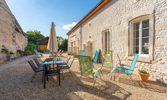 Saint-Seurin-de-Palenne House | Holiday Home 'Pâquerette' with Shared Pool, Private Terrace and Wi-Fi
