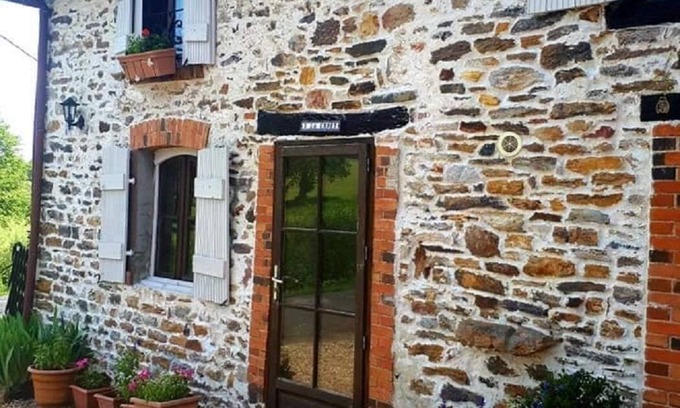 Bussiere-Poitevine Cottage | Holiday Cottage with Scandinavian Hot Tub located in Bussiere Poitevine