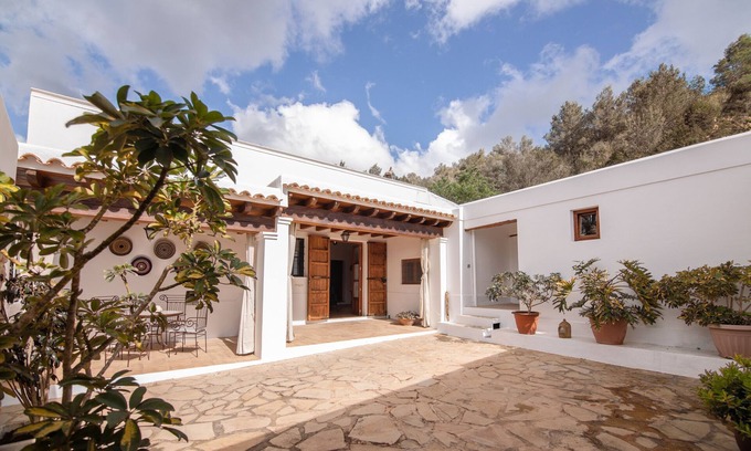 Sant Joan de Labritja House | Holiday Home 'Can Rotes' with Mountain View, Wi-Fi and Air Conditioning