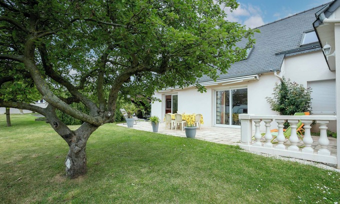 Binic-Etables-sur-Mer House | Holiday Home 'La Petite Palmeraie - Binic' with Private Terrace, Private Garden and Wi-Fi