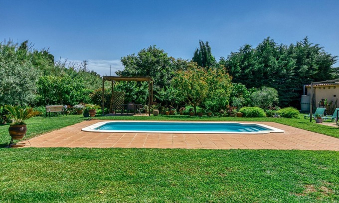 Torroella de Montgri House | Holiday Home 'Castell del Montgrí' with Mountain View, Pool & Wi-Fi