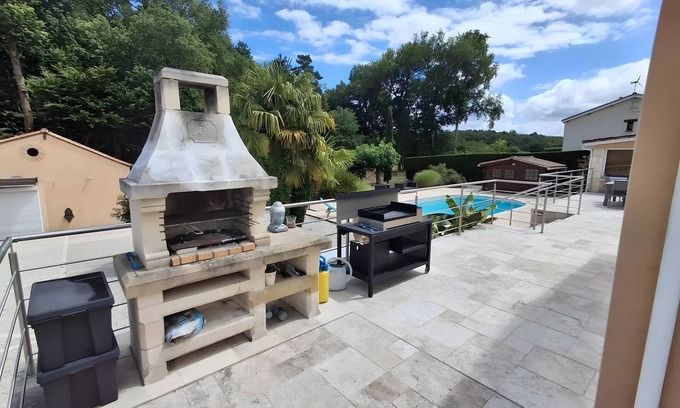 Coulounieix-Chamiers House | Holiday Home 'Les Hauts De Belette' with Private Pool, Wi-Fi and Air Conditioning