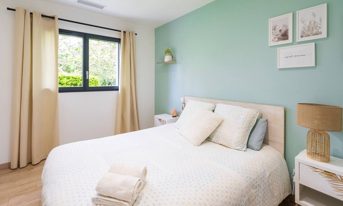 Saint-Pierre-d'Irube House | Holiday Home 'Villa Iguski' with Private Terrace, Wi-Fi and Air Conditioning