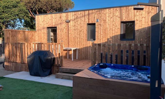 Olonne-sur-Mer House | Holiday Home 'Le Refuge Sablais' with Private Terrace, Wi-Fi and Air Conditioning