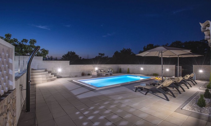 Divsici House | Holiday home 15 minutes drive from the coast
