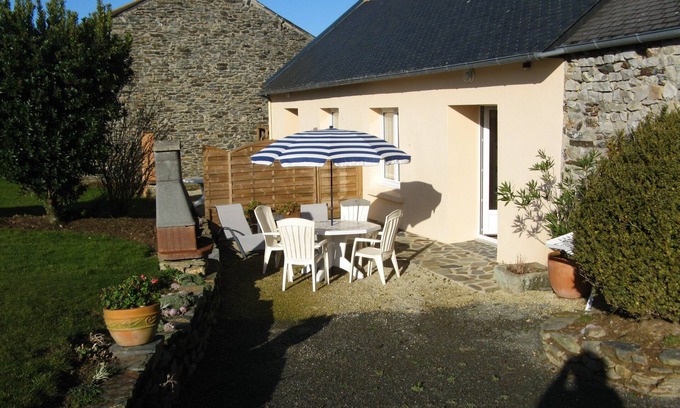 Plomodiern House | HOLIDAY HOME A 600M FROM THE SEA (B) enclosed dog garden