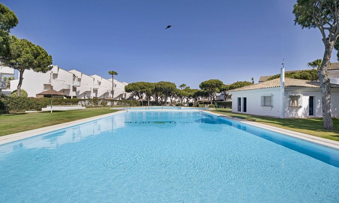 Poblado de Sancti Petri Apartment | Holiday Home 'Apartamento El Marinero' with Shared Pool, Wi-Fi and Air Conditioning