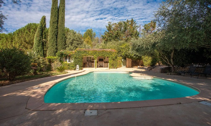 Le Val House | Holiday Home 'Au Écuries Du Mas Di Gau' with Shared Pool, Wi-Fi and Air Conditioning