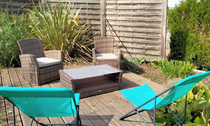 Bourges House | Holiday Home 'Au Nid Douillet' with Shared Terrace, Shared Garden and Wi-Fi