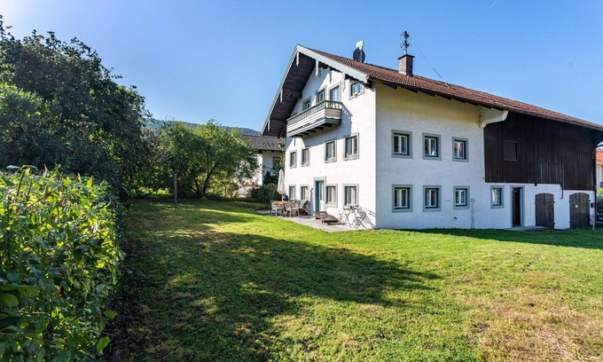 Antwort House | Holiday Home 'Bauernhaus Chiemsee' with Private Terrace, Private Garden and Wi-Fi