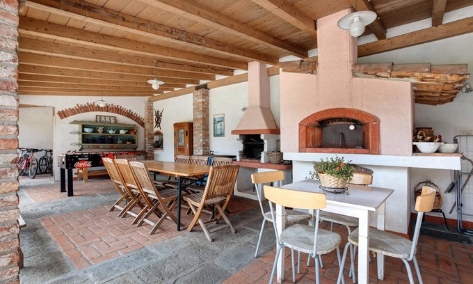 Sarzana Villa | Holiday Home 'Between 5 Terre and Versilia' with Shared Garden, Wi-Fi and Air Conditioning