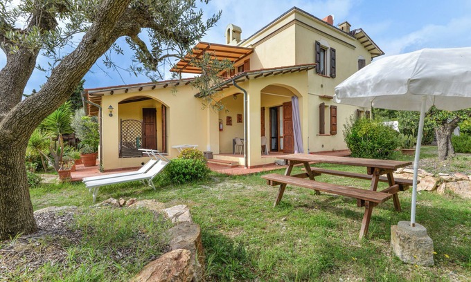 Lacona House | Holiday Home 'Bilocale Mimosa A Lacona' with Shared Pool, Private Garden and Wi-Fi