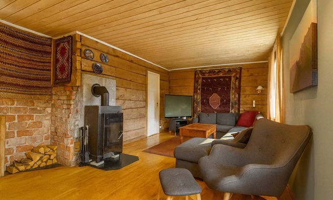 Botnhamn House | Holiday home by the sea with sea views, full kitchen and good wi-fi