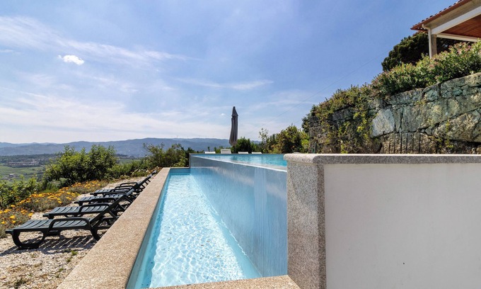 Molares House | Holiday Home 'Casa Cerdeirinhas De Basto' with Mountain View, Private Pool and Wi-Fi