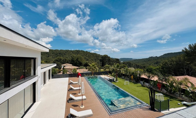 Bandol House | Holiday Home 'California Baïa Bandol' with Private Pool, Wi-Fi and Air Conditioning