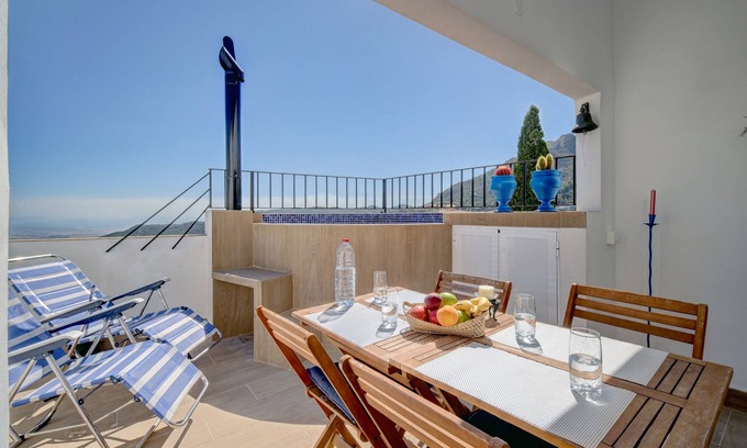 Gaucin House | Holiday Home Casa Almoraima with Pool & Open Terrace