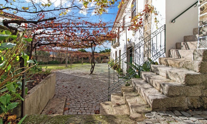 Soajo House | Holiday Home 'Casa Do Adro Do Soajo' with Mountain View, Wi-Fi and Air Conditioning