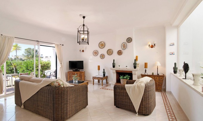 Areias de Sao Joao House | Holiday Home 'Casa Marisol Albufeira' close to the Beach with Shared Pool & Wi-Fi