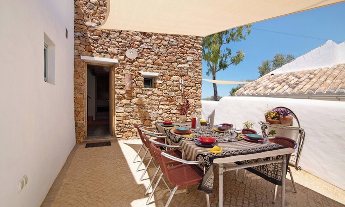 Moncarapacho e Fuseta House | Holiday Home 'Casa Osga' with Mountain View, Shared Pool, Terrace & Wi-Fi