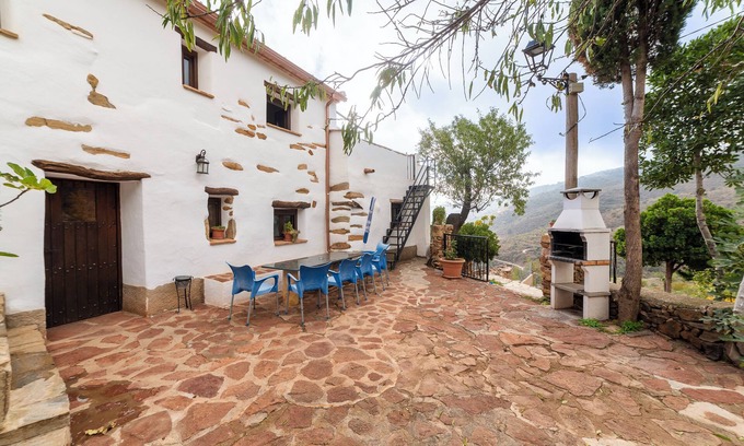 Laroya House | Holiday Home 'Casa Rural La Curiosa' with Mountain View, Shared Pool and Wi-Fi