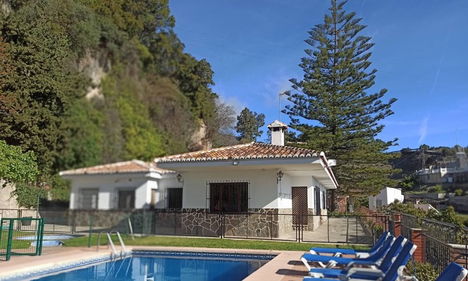 Casarabonela House | Holiday Home 'Casa Rural Paca Perea' with Mountain View, Private Pool and Wi-Fi