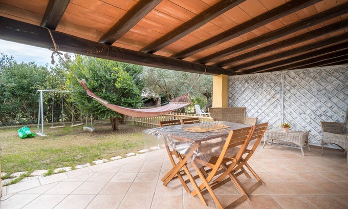 Orosei House | Holiday Home 'Casa Su Barone 2' with Shared Garden, Wi-Fi and Air Conditioning